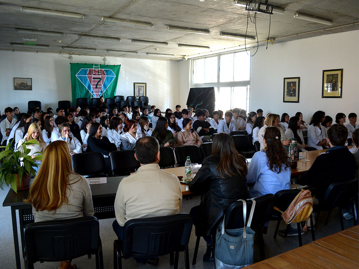 SIET participó del conversatorio de orientación vocacional en el Liceo 7