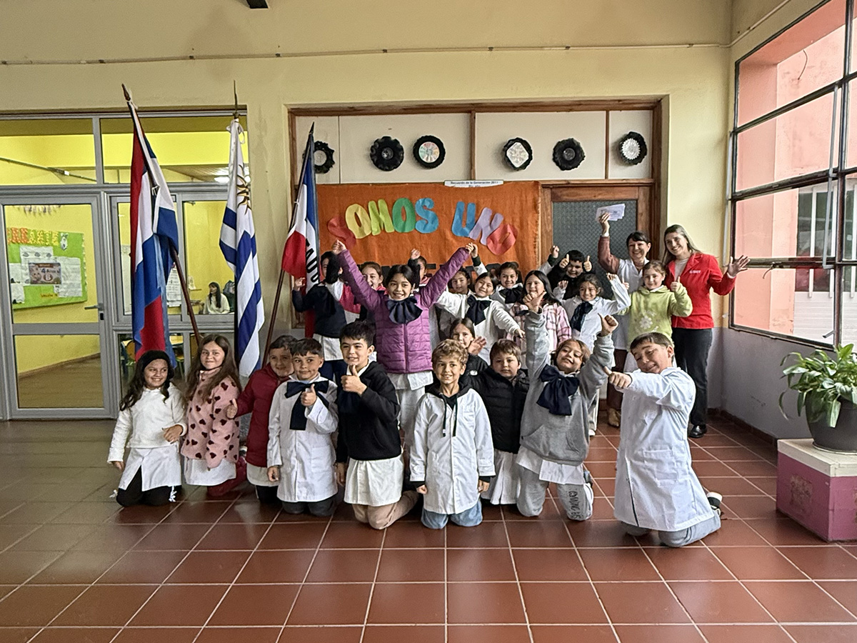 Entregamos el premio del Concurso de Afiches de Mayo Amarillo